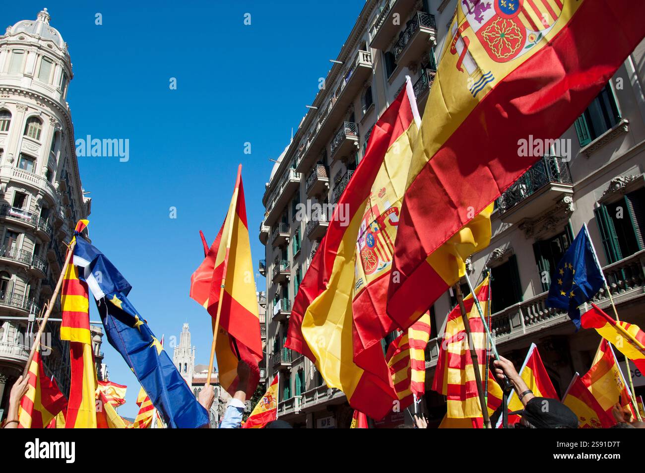 8 ottobre 2017, manifestazione di massa contro l'indipendenza catalana a Barcellona, via Laietana, Ciutat Vella, Spagna Foto Stock