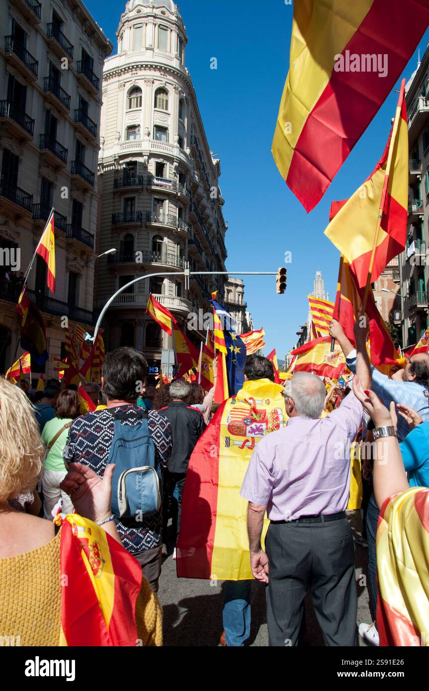 8 ottobre 2017, manifestazione di massa contro l'indipendenza catalana a Barcellona, via Laietana, Ciutat Vella, Spagna Foto Stock
