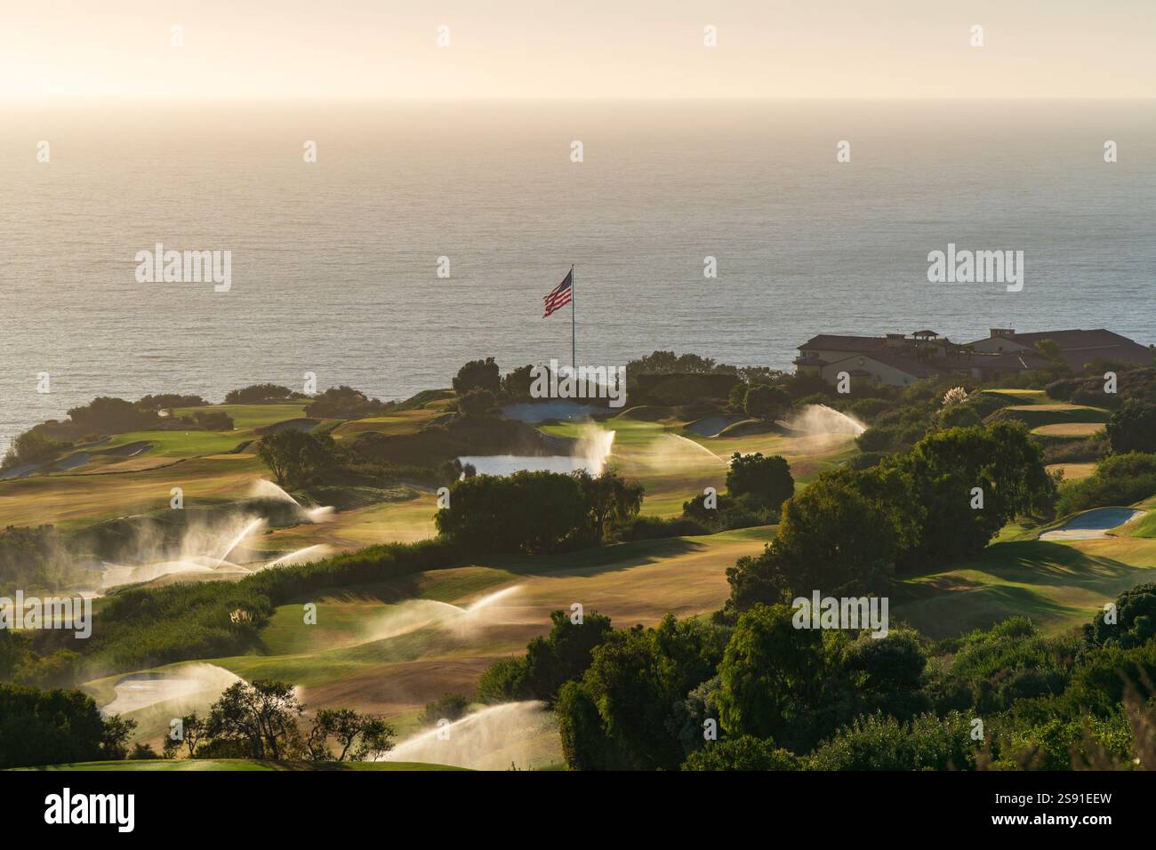 Il Trump National Golf Course, a Rancho Palos Verdes lungo la costa pacifica della California, al tramonto, con acqua in corso. Foto Stock