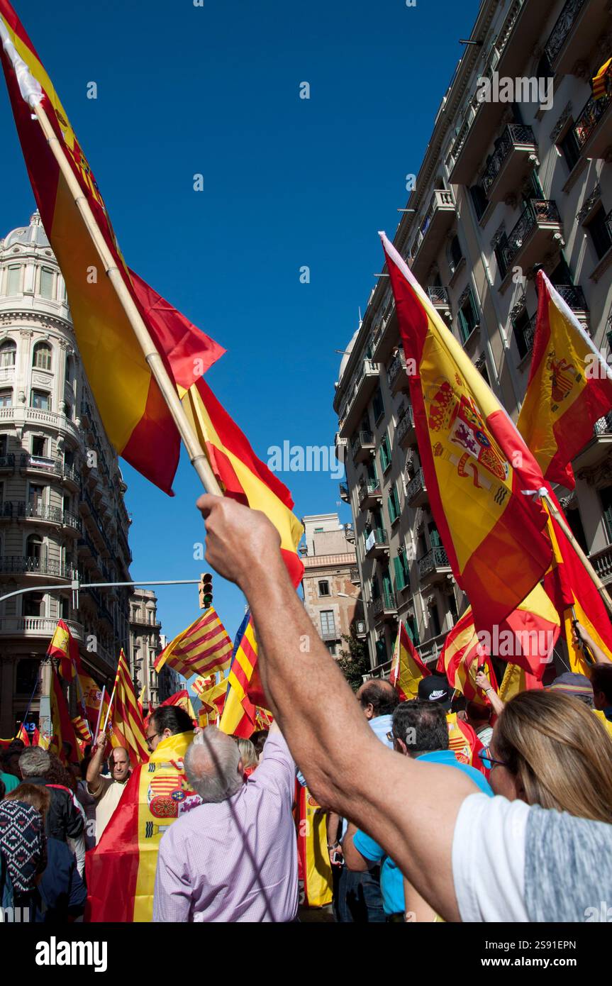 8 ottobre 2017, manifestazione di massa contro l'indipendenza catalana a Barcellona, via Laietana, Ciutat Vella, Spagna Foto Stock