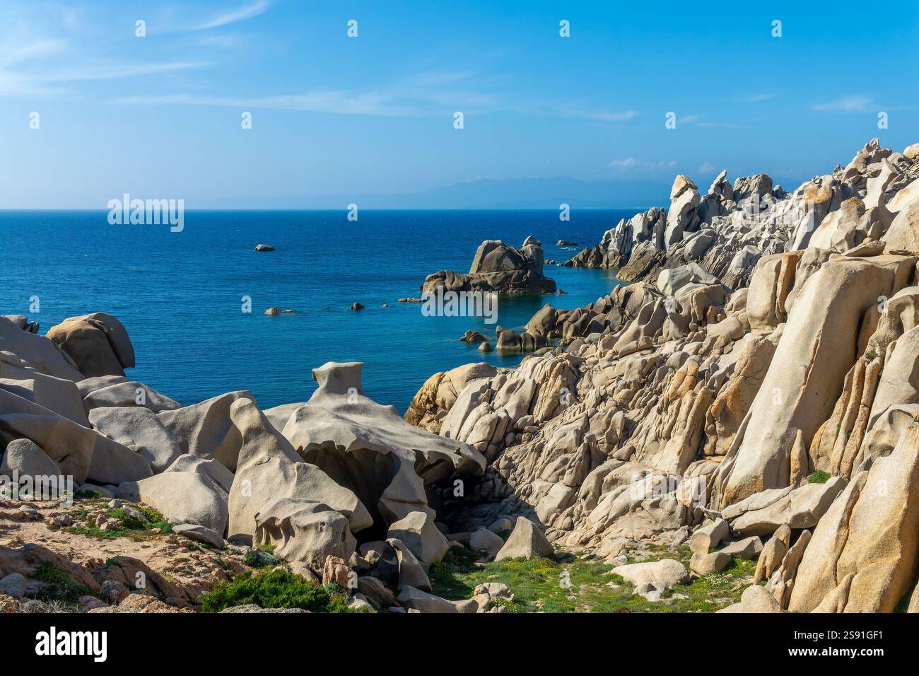 Vista della costa mediterranea e del mare con splendide rocce nel paesaggio di Capo testa, in Sardegna Foto Stock