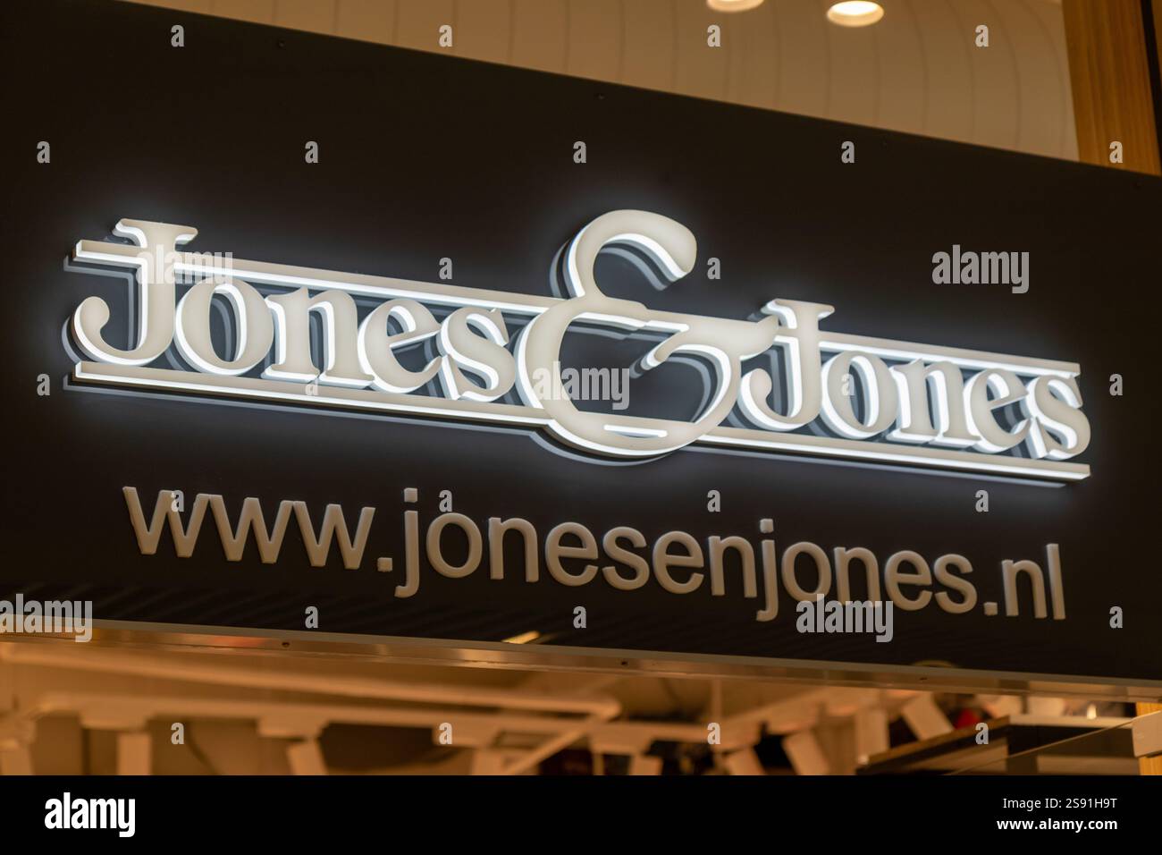 Negozio Jones & Jones. con il logo sopra l'ingresso del negozio, la moda maschile con un occhio al dettaglio Foto Stock