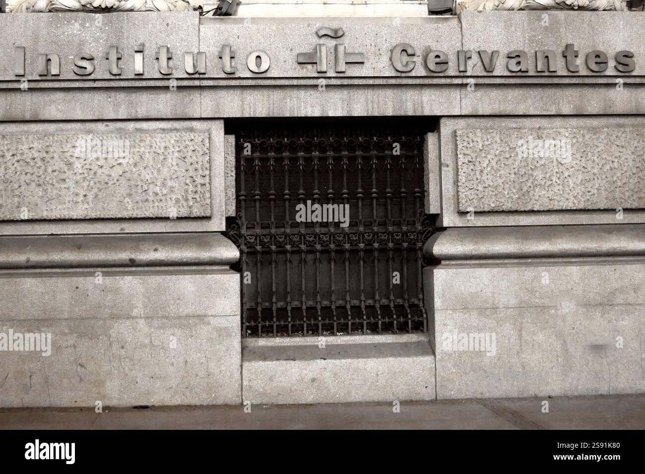 Madrid, Spagna - 24 gennaio 2025: Parete dell'Instituto Cervantes a Madrid, SpainI. Ideale per progetti culturali, storici ed educativi. Il muro embodi Foto Stock