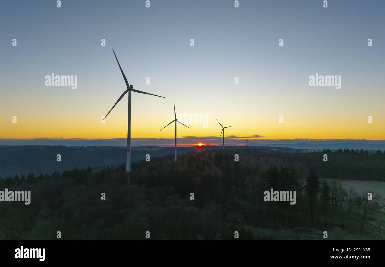 Turbine eoliche su una collina all'alba con foreste in primo piano, la valle di Rems, Baden-Wuerttemberg, Germania, Europa Foto Stock