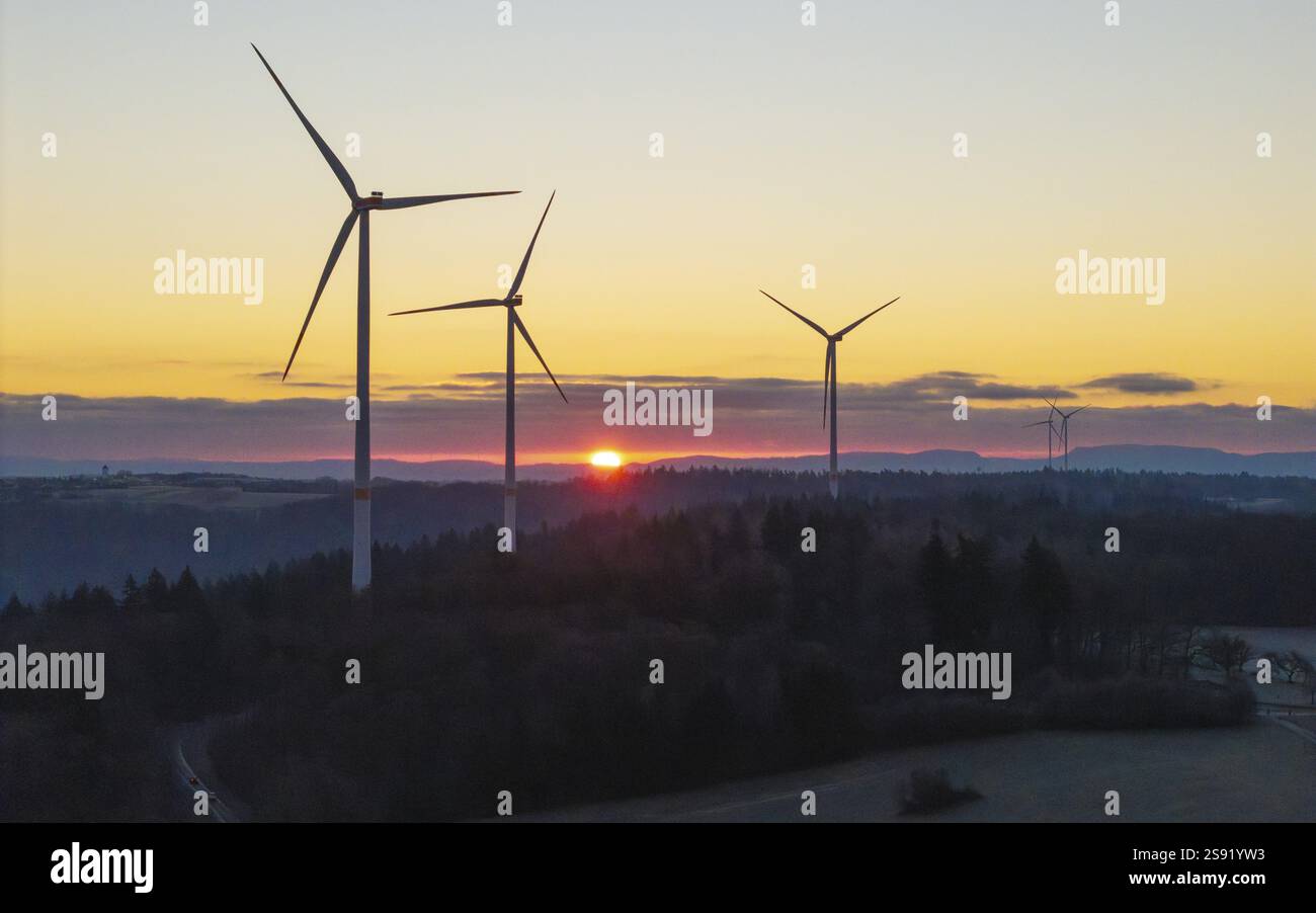 Turbine eoliche all'alba con una strada in primo piano, Rems Valley, Baden-Wuerttemberg, Germania, Europa Foto Stock