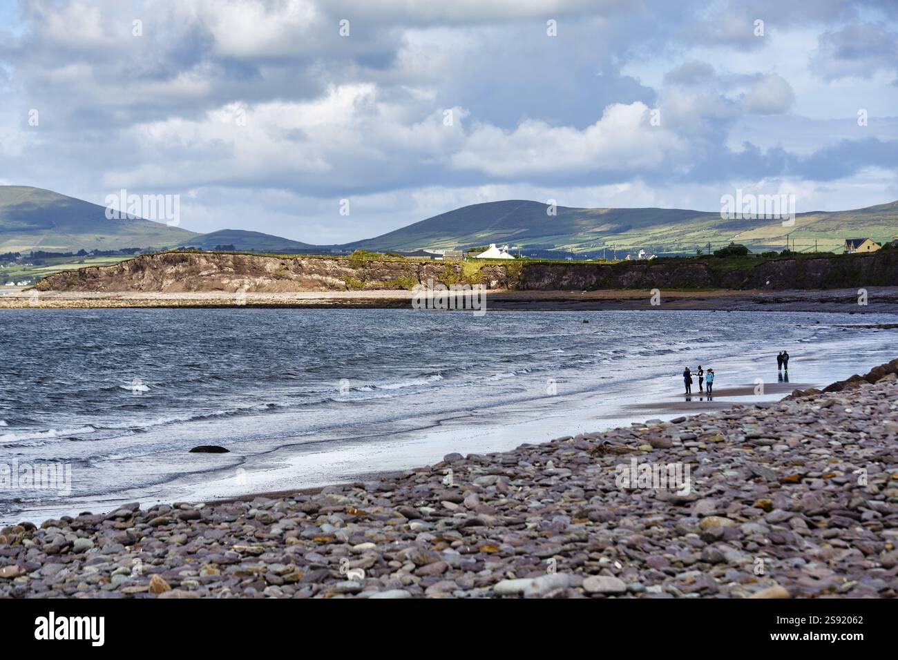 Coastline, Shingle Beach di Waterville, Ring of Skellig, Ring of Kerry, Wild Atlantic Way, Irlanda, Europa Foto Stock