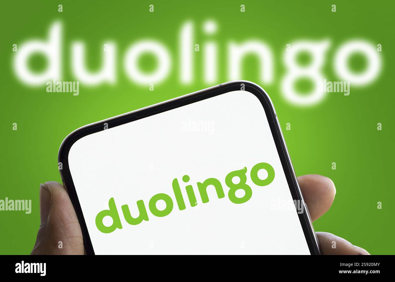 Dhaka, Bangladesh - 6 gennaio 2025: Il logo Duolingo viene visualizzato sullo smartphone. Duolingo Inc è un'azienda americana di tecnologia educativa che produce lear Foto Stock