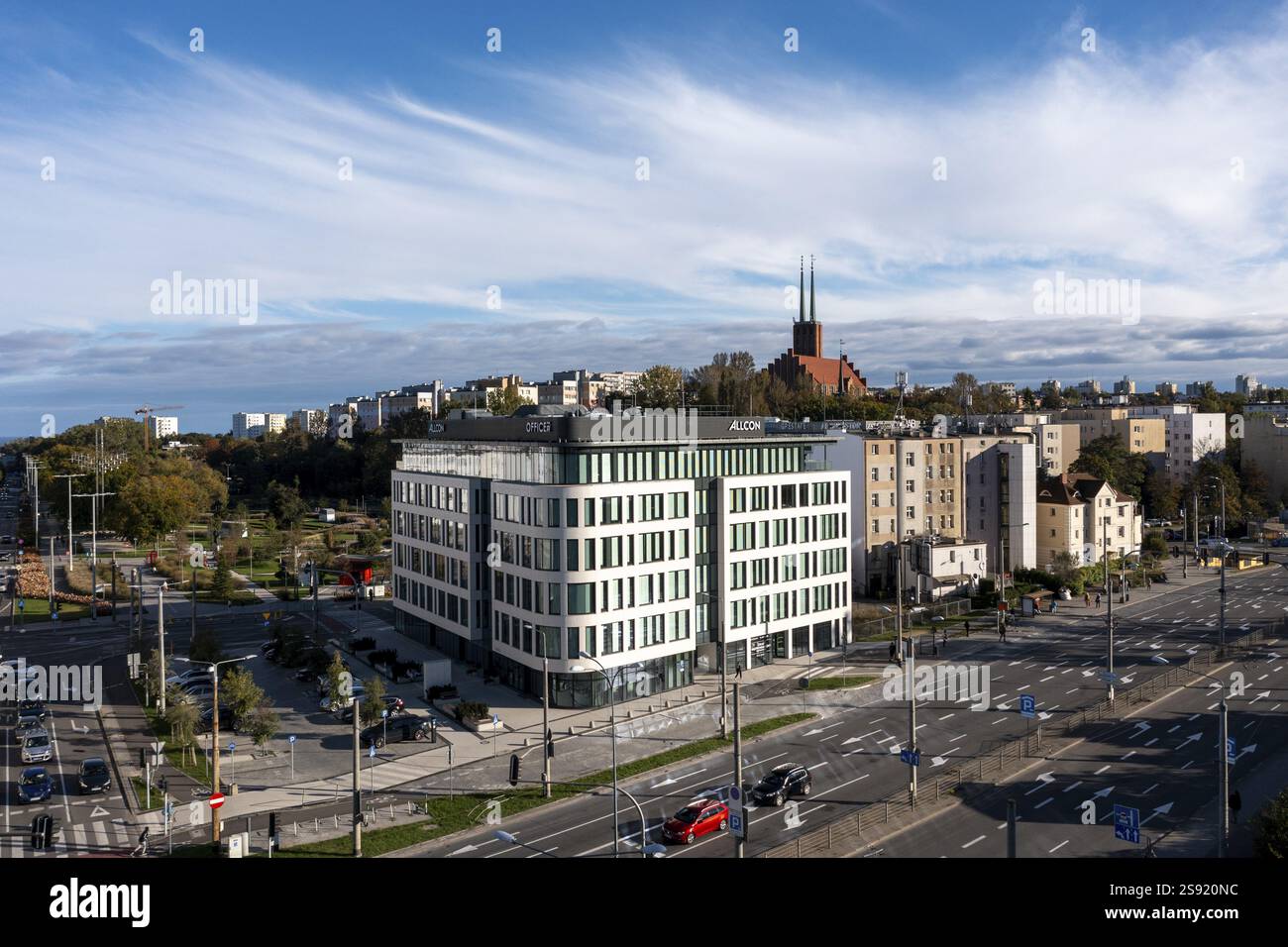 Centro di Gdynia, architettura moderna e contemporanea, edificio di uffici. Fotografia con i droni Foto Stock