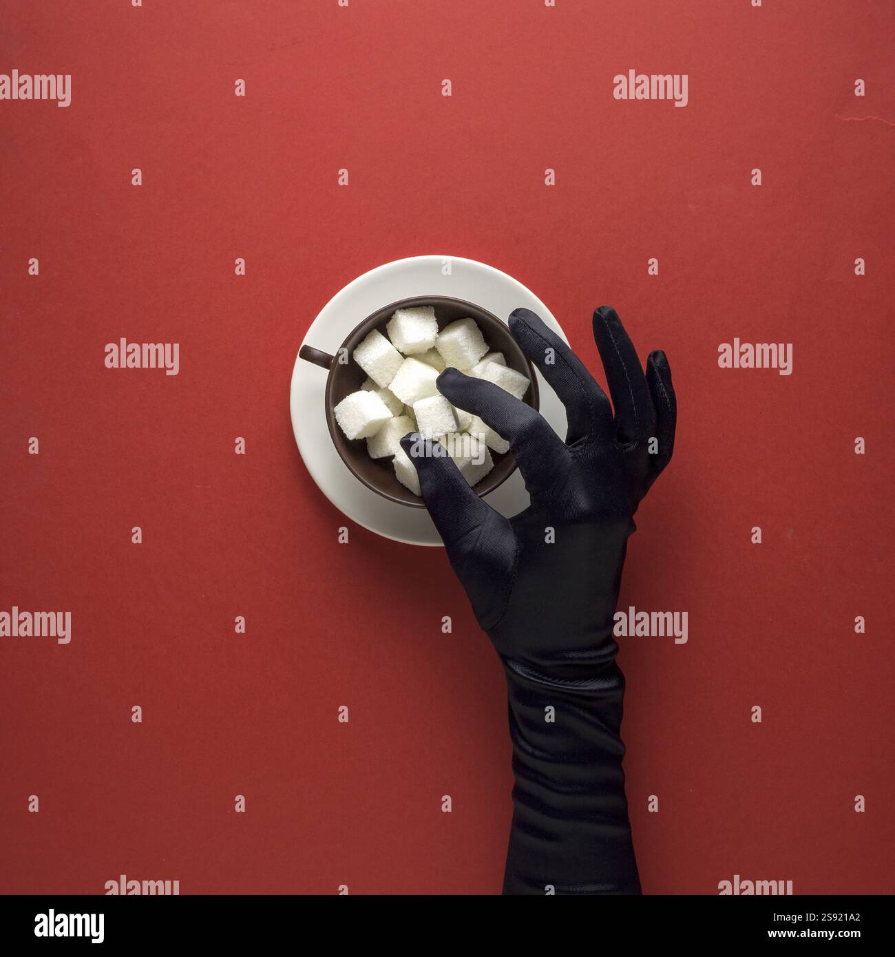 Foto creativa di oggetti da cucina con piatto dipinto a mano e cibo su sfondo rosso Foto Stock