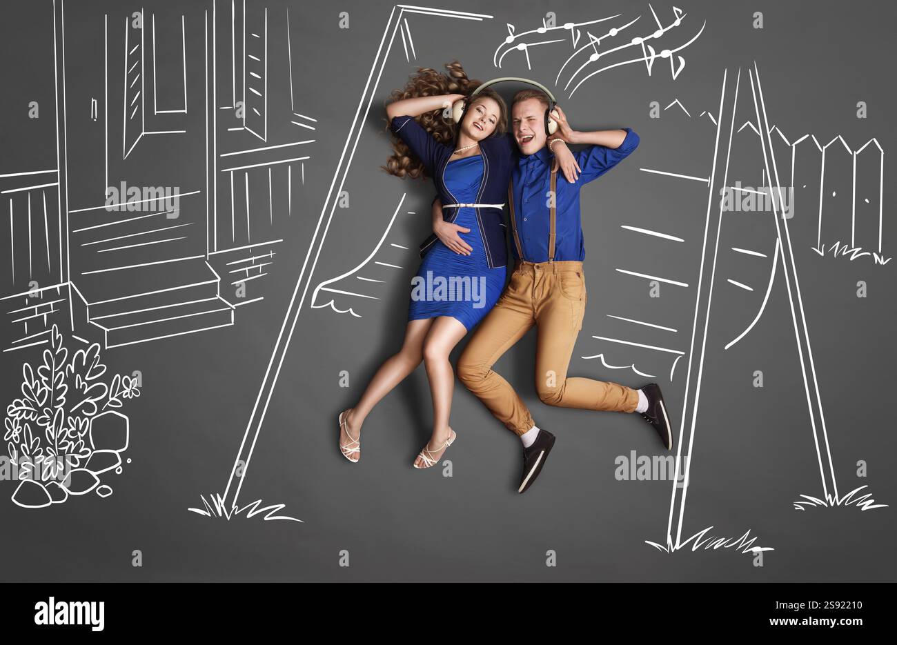 Happy valentines Love story concetto di una coppia romantica seduta sul baldacchino che condivide le cuffie e ascolta la musica contro il drawi di gesso Foto Stock