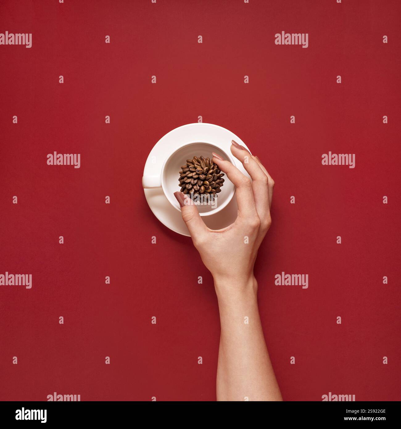 Foto creativa di oggetti da cucina con piatto dipinto a mano e cibo su sfondo rosso Foto Stock