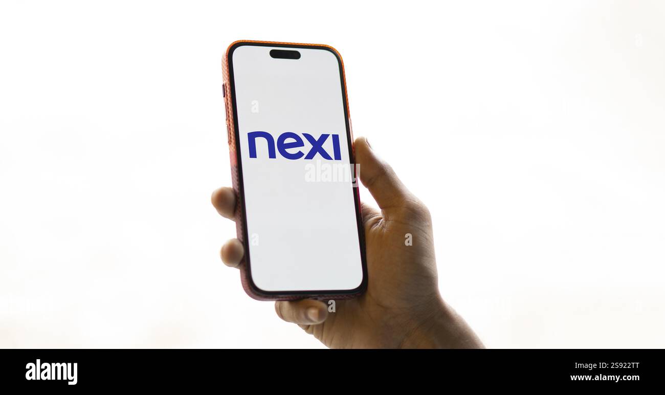 Dacca, Bangladesh- 28 novembre 2024: Il logo Nexi viene visualizzato sullo smartphone. Nexi S.p.A. è una banca italiana di Nexi Payments Foto Stock
