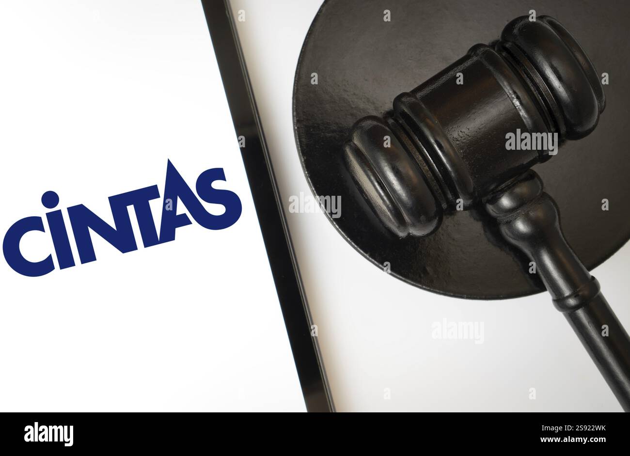 Dacca, Bangladesh - 22 gennaio 2025: Un iPad mostra il logo cintas accanto al martelletto di un giudice. La Cintas Corporation è una società americana con sede centrale Foto Stock