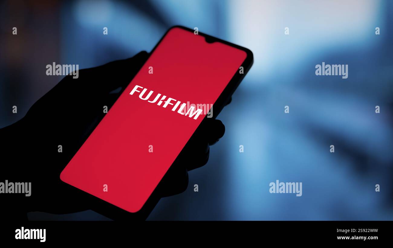 Dhaka, Bangladesh - 20 gennaio 2025: Il logo Fujifilm viene visualizzato sullo smartphone. Fujifilm è una multinazionale giapponese Foto Stock