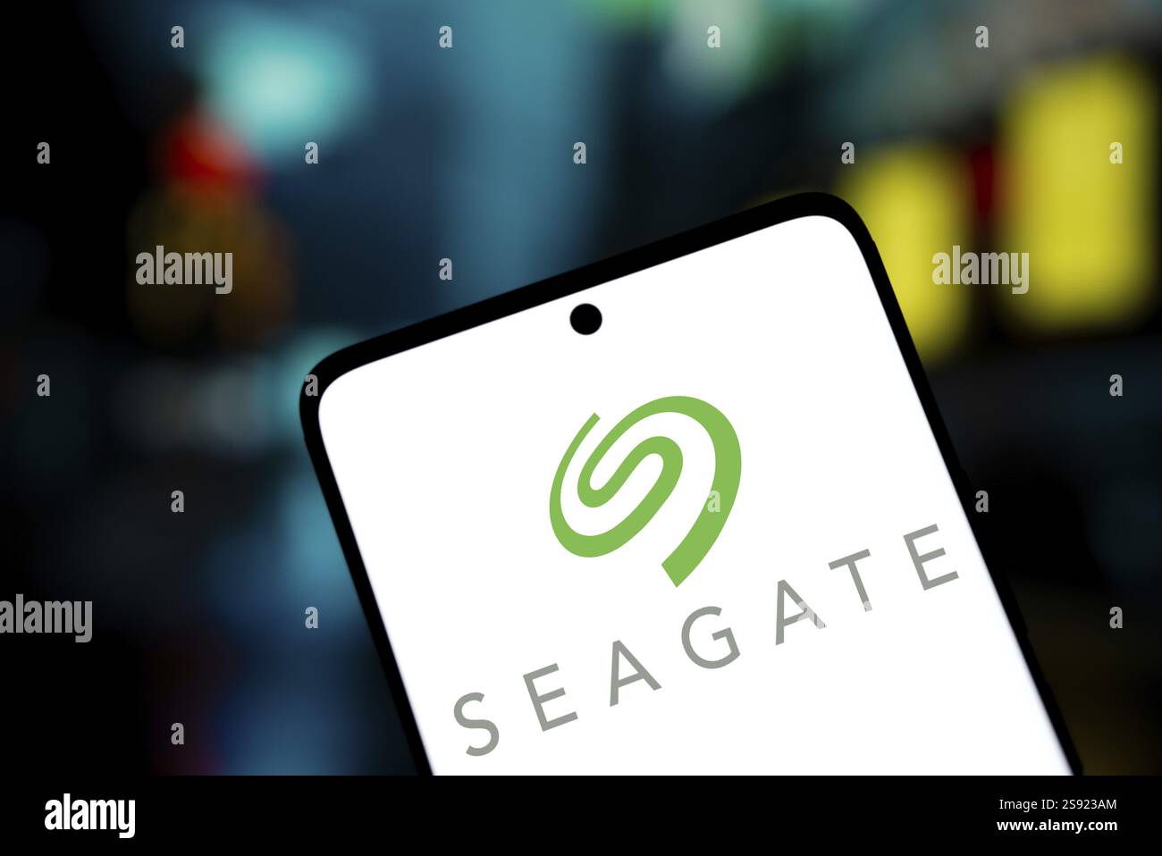 Dacca, Bangladesh - 19 gennaio 2025: Il logo seagate viene visualizzato sullo smartphone. Seagate è una società americana di archiviazione dati Foto Stock