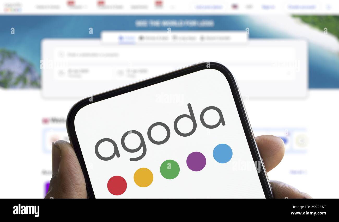 Dacca, Bangladesh - 21 gennaio 2025: Il logo Agoda viene visualizzato sullo smartphone. Agoda è un'agenzia di viaggi online Foto Stock