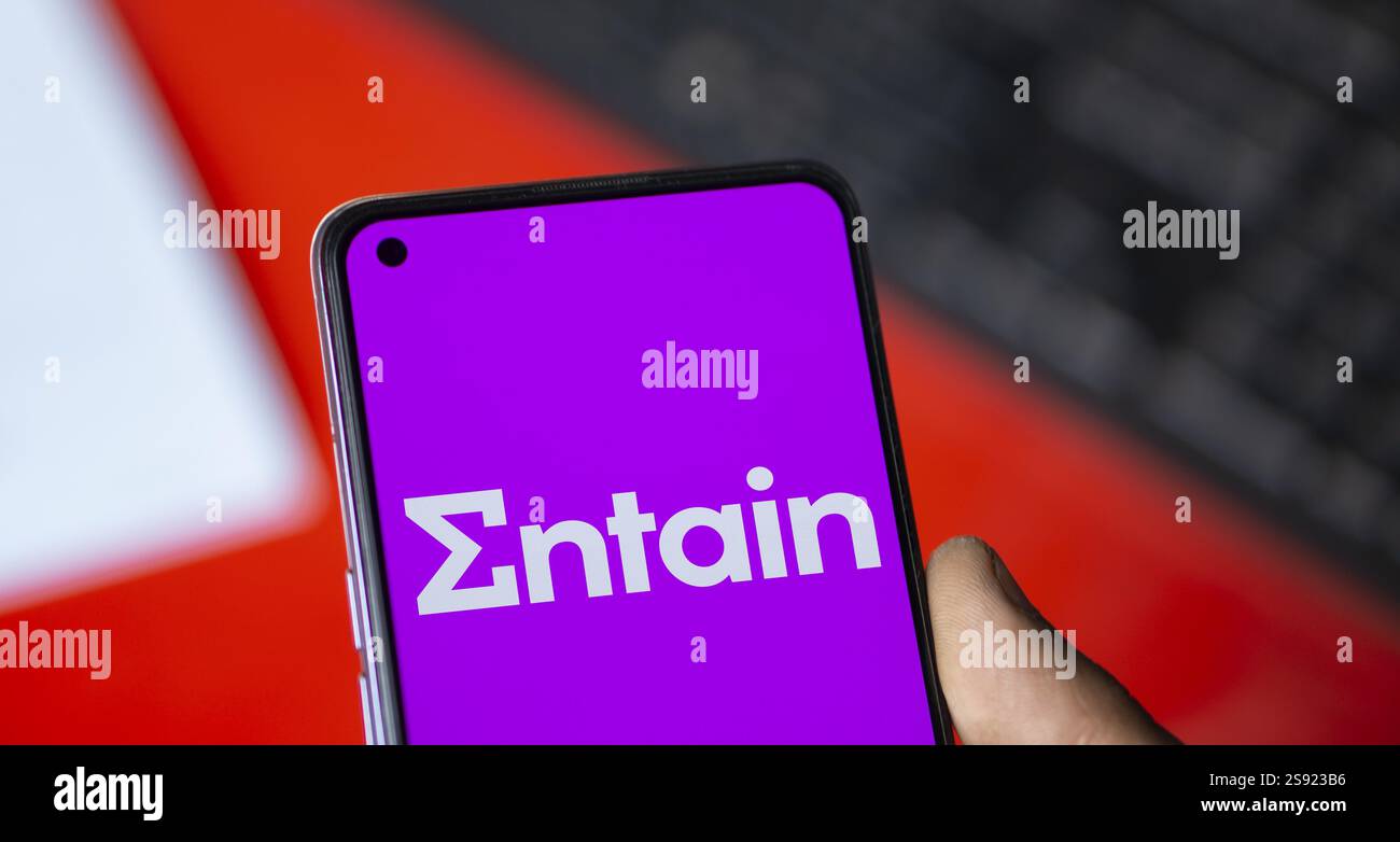 Dacca, Bangladesh- 28 novembre 2024: Sullo smartphone viene visualizzato il logo Entain. Entain plc è una società internazionale di scommesse sportive e gioco d'azzardo Foto Stock