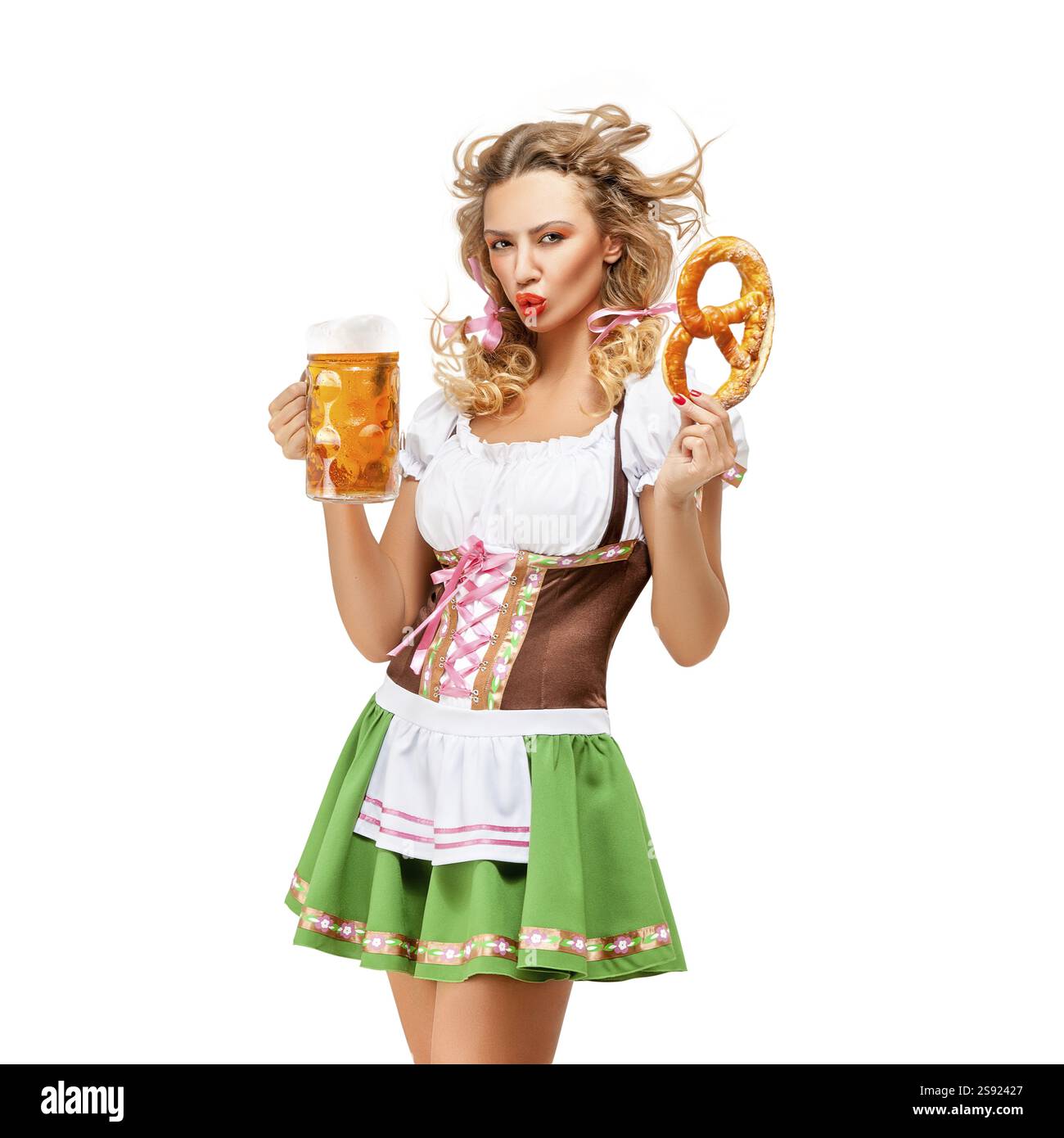 Foto creativa della cameriera dell'Oktoberfest che indossa un tradizionale costume bavarese con birra e pretzel su sfondo bianco Foto Stock