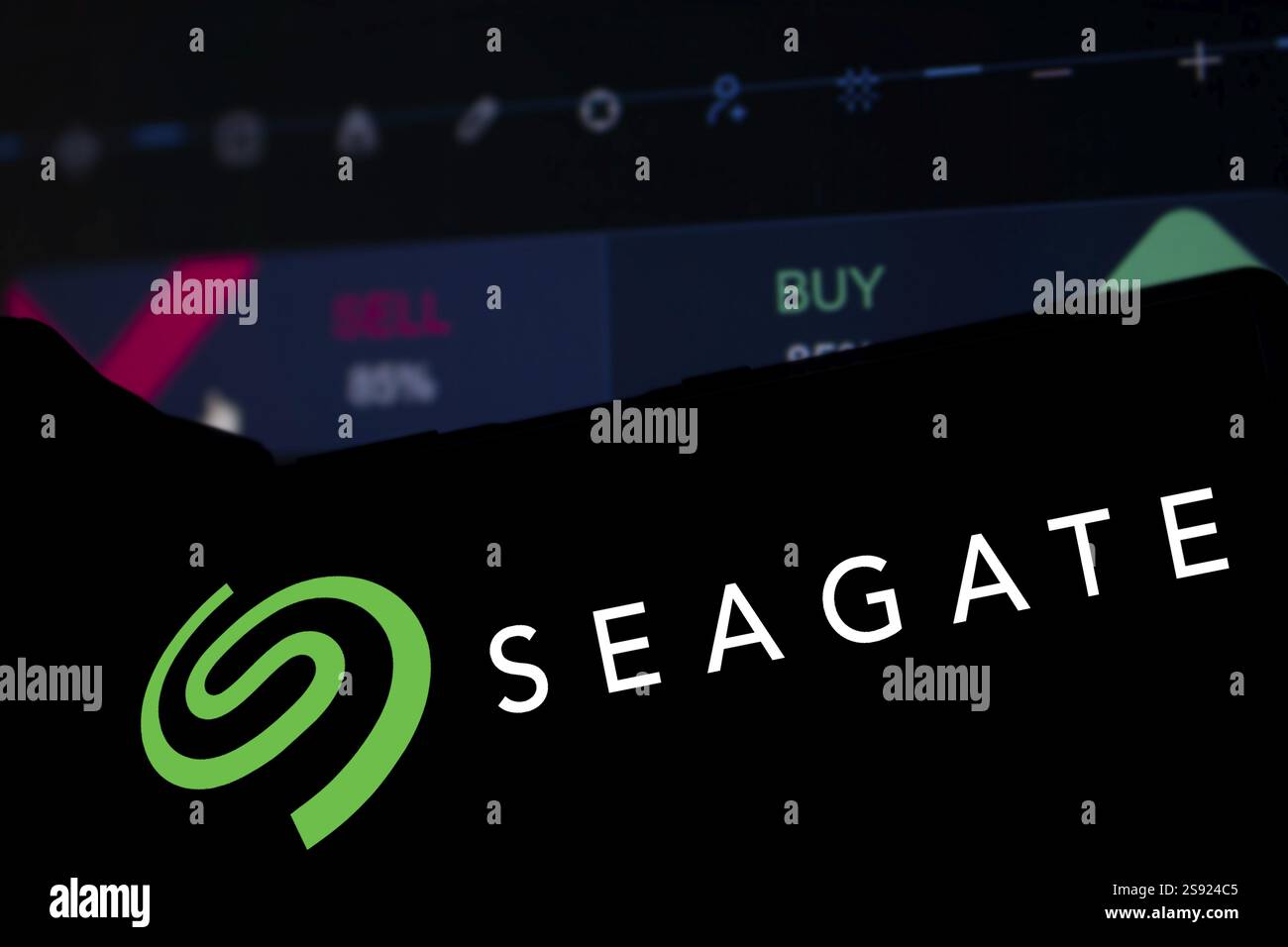 Dacca, Bangladesh - 19 gennaio 2025: Il logo seagate viene visualizzato sullo smartphone. Seagate è una società americana di archiviazione dati Foto Stock