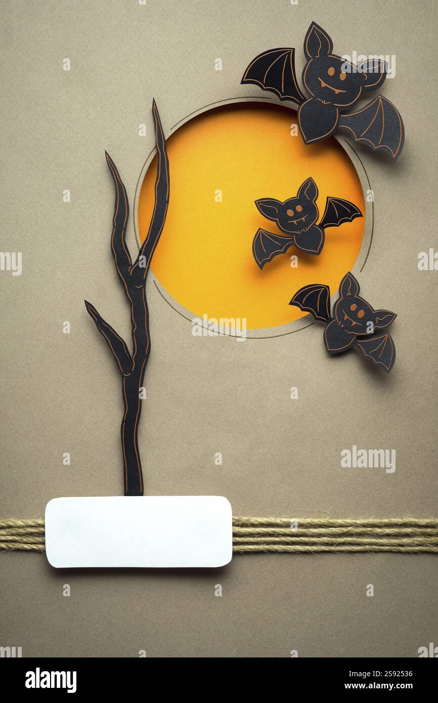 Foto creativa di Halloween di pipistrelli fatti di carta su sfondo marrone Foto Stock