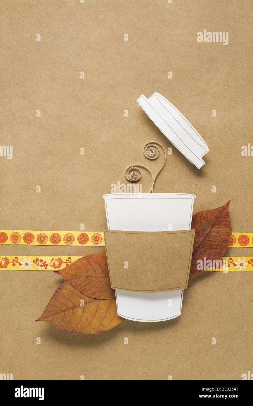 Foto creativa di una tazza di caffè di carta su sfondo marrone Foto Stock