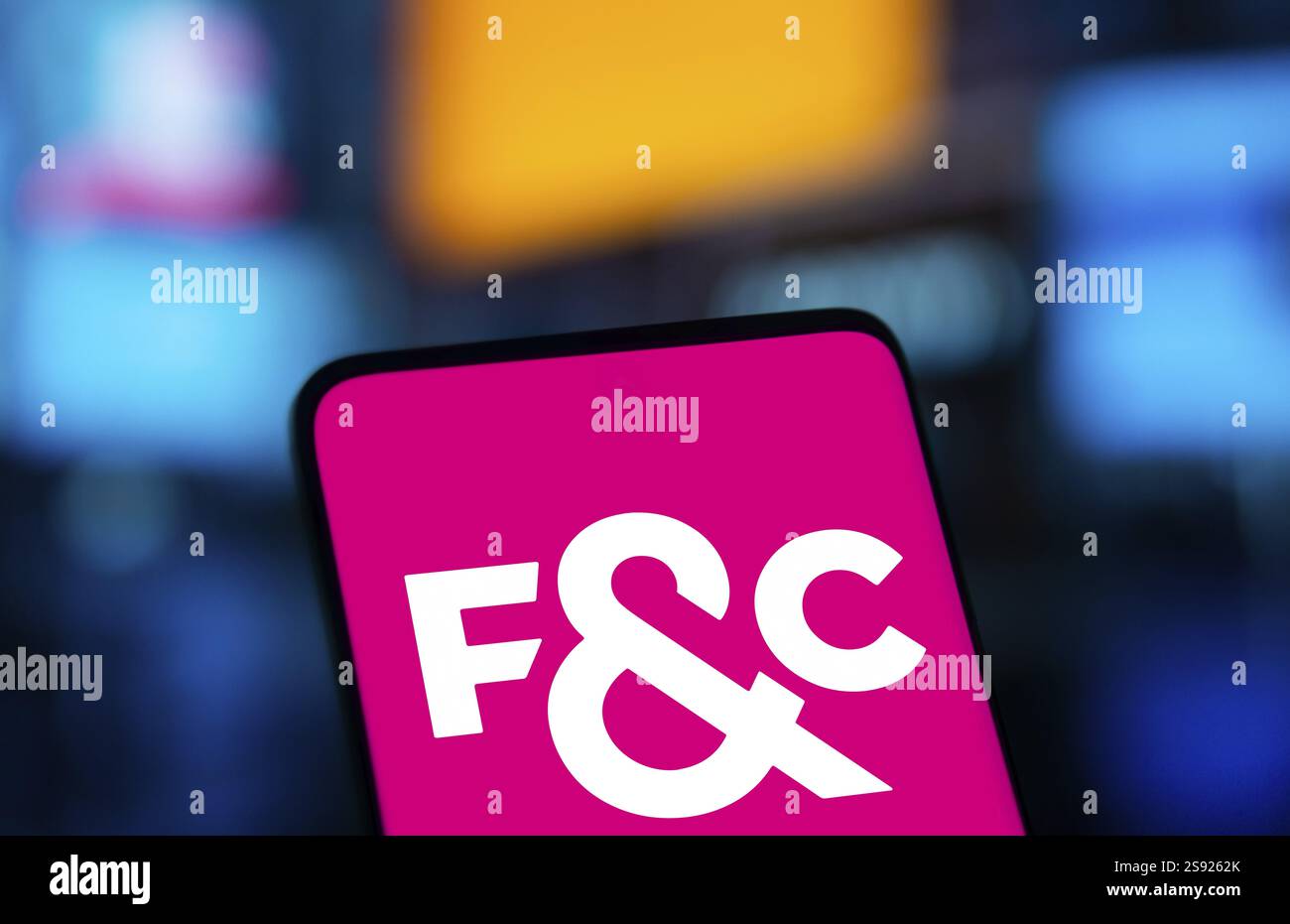 Dacca, Bangladesh - 9 gennaio 2025: Il logo F e C viene visualizzato sullo smartphone. F and C Investment Trust è una società fiduciaria di investimento quotata in borsa Foto Stock