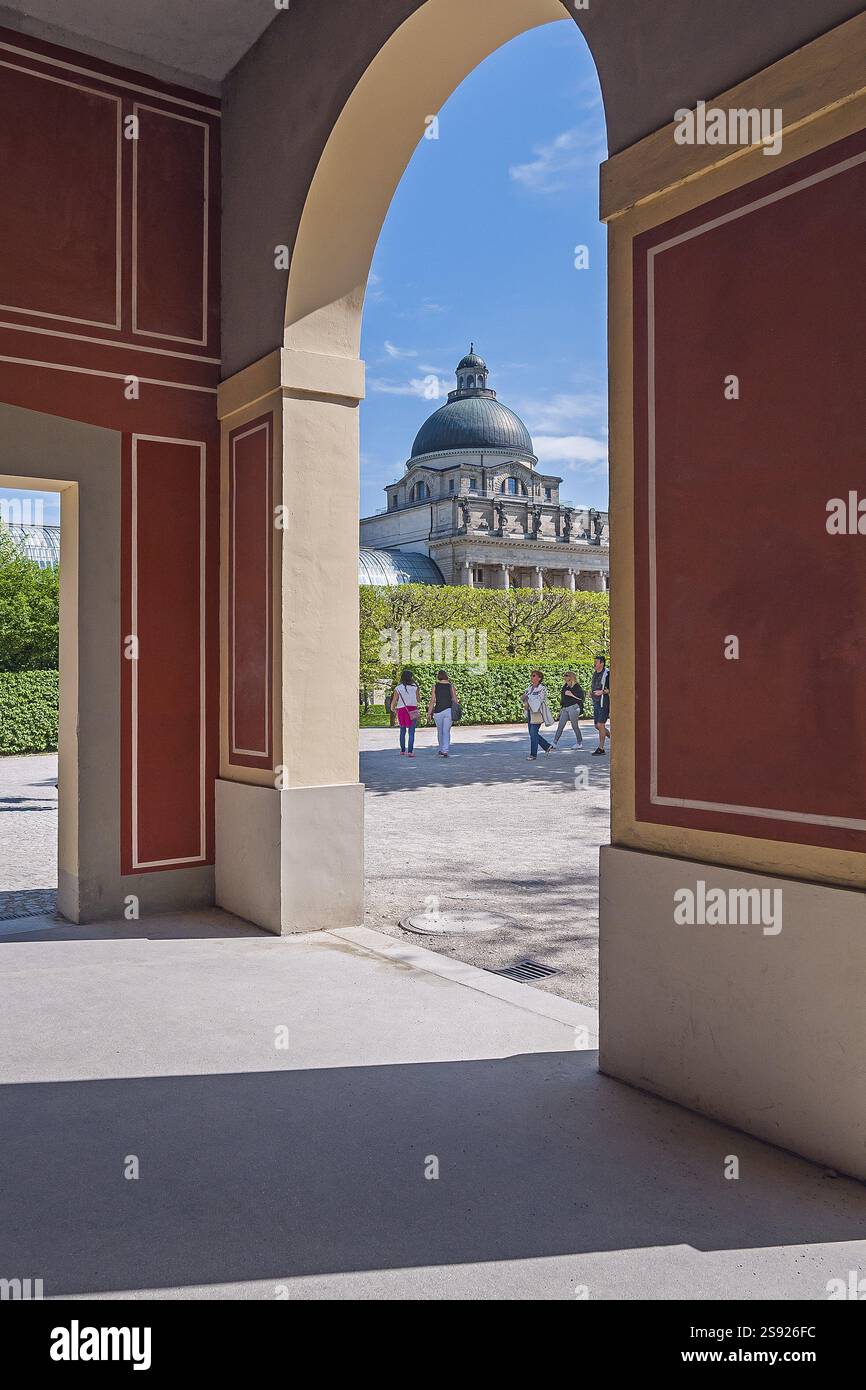 Gallerie settentrionali e Cancelleria di Stato, Hofgarten con visitatori, Monaco, alta Baviera, Baviera, Germania, Europa Foto Stock