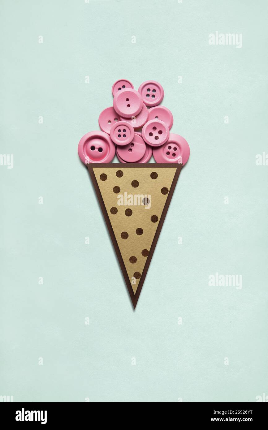 Foto creativa del gelato con bottoni di carta su sfondo menta Foto Stock
