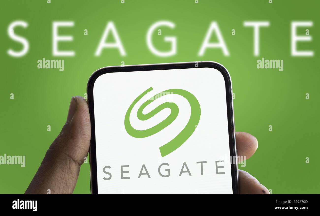 Dacca, Bangladesh - 19 gennaio 2025: Il logo seagate viene visualizzato sullo smartphone. Seagate è una società americana di archiviazione dati Foto Stock