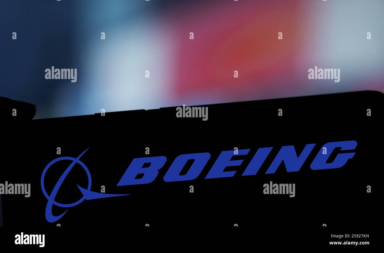 Dacca, Bangladesh - 28 novembre 2024: Il logo Boeing viene visualizzato sullo smartphone. La Boeing Company è una multinazionale americana di aerei, velivoli a rotazione, razzi desi Foto Stock