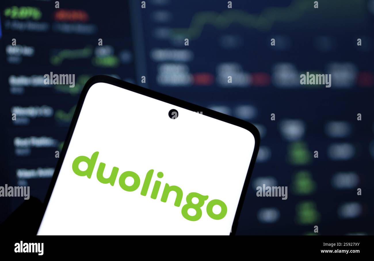 Dhaka, Bangladesh - 6 gennaio 2025: Il logo Duolingo viene visualizzato sullo smartphone. Duolingo Inc è un'azienda americana di tecnologia educativa che produce lear Foto Stock