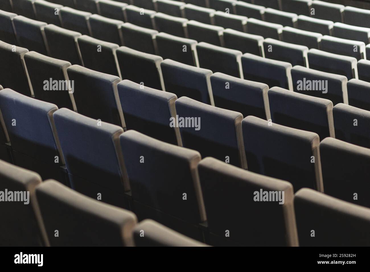 Una composizione minimalista con file di posti a sedere vuoti. Le linee pulite e i toni silenziosi creano un senso di calma e ordine. Foto di alta qualità Foto Stock