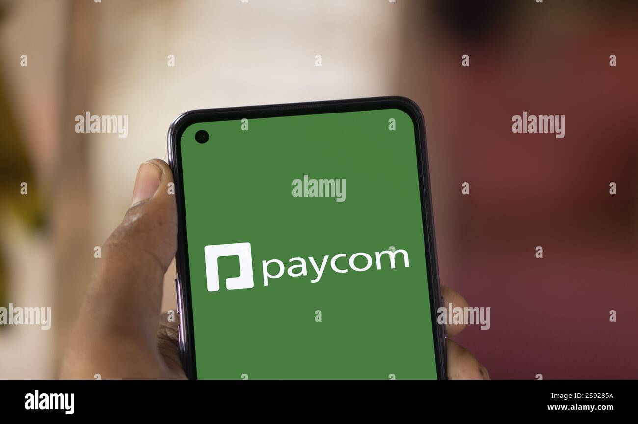 Dacca, Bangladesh - 19 gennaio 2025: Il logo paycom viene visualizzato sullo smartphone. Paycom è un'azienda americana di software per le risorse umane e le retribuzioni online Foto Stock
