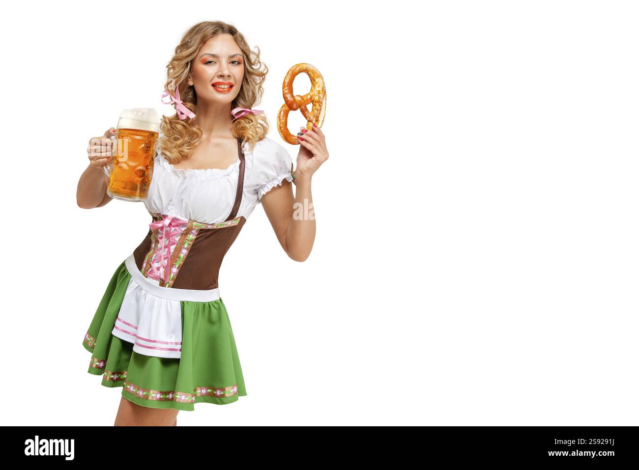 Foto creativa della cameriera dell'Oktoberfest che indossa un tradizionale costume bavarese con birra e pretzel su sfondo bianco Foto Stock