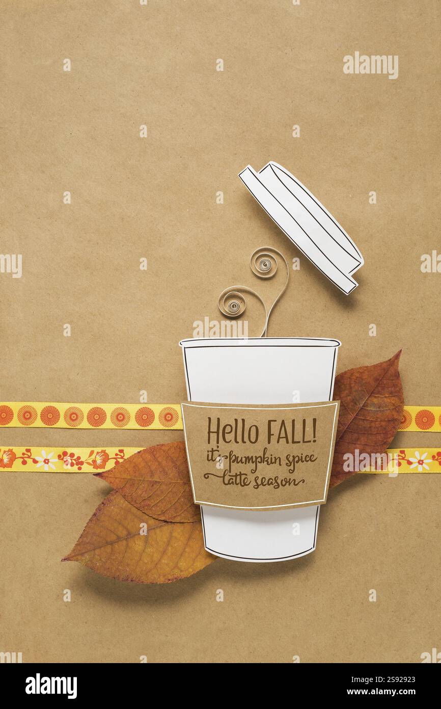 Foto creativa di una tazza di caffè di carta su sfondo marrone Foto Stock