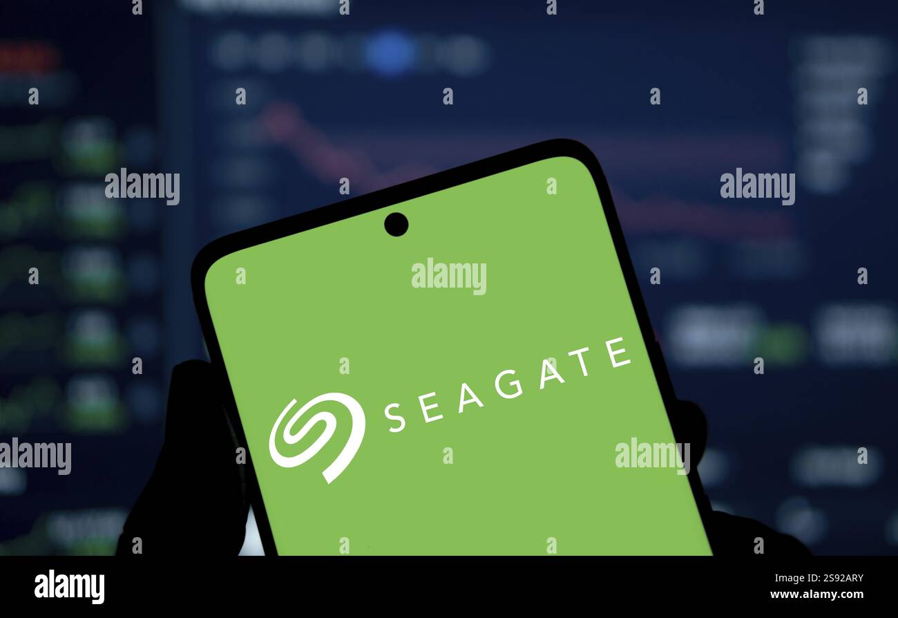 Dacca, Bangladesh - 19 gennaio 2025: Il logo seagate viene visualizzato sullo smartphone. Seagate è una società americana di archiviazione dati Foto Stock