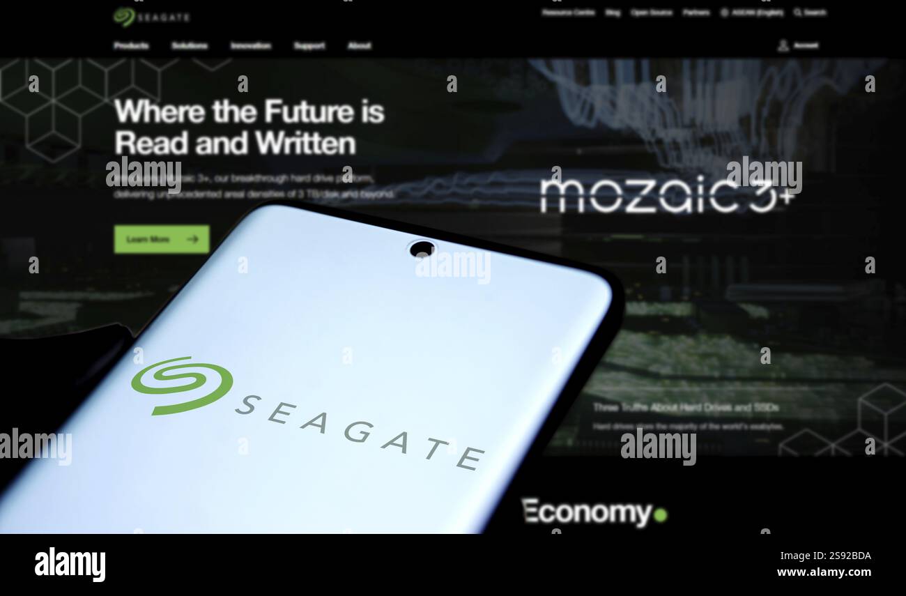 Dacca, Bangladesh - 19 gennaio 2025: Il logo seagate viene visualizzato sullo smartphone. Seagate è una società americana di archiviazione dati Foto Stock