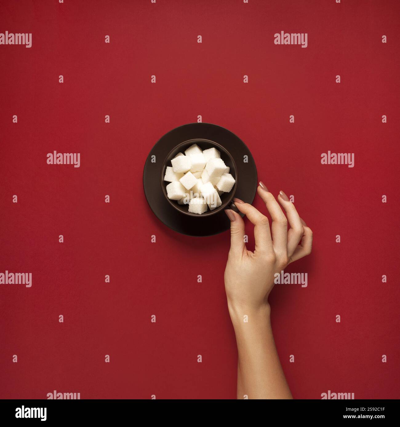 Foto creativa di oggetti da cucina con piatto dipinto a mano e cibo su sfondo rosso Foto Stock