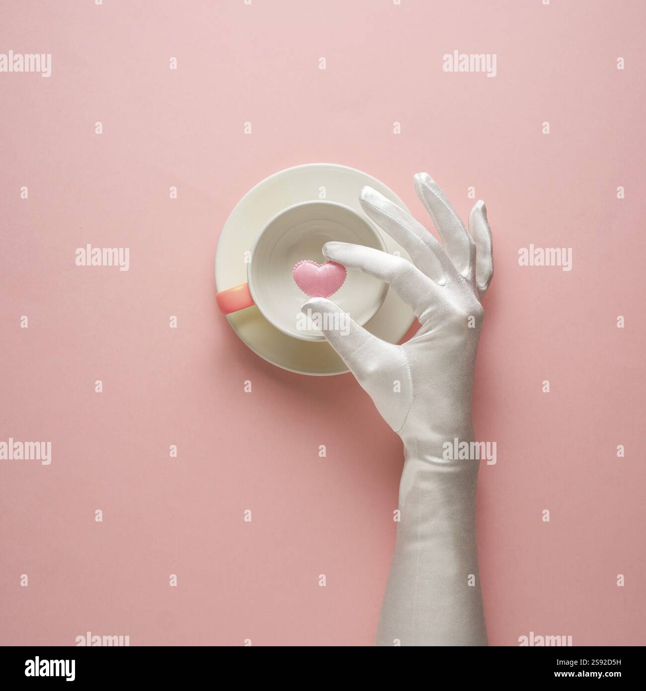 Fotografia creativa di oggetti da cucina con piatto dipinto a mano con cibo su sfondo rosa Foto Stock