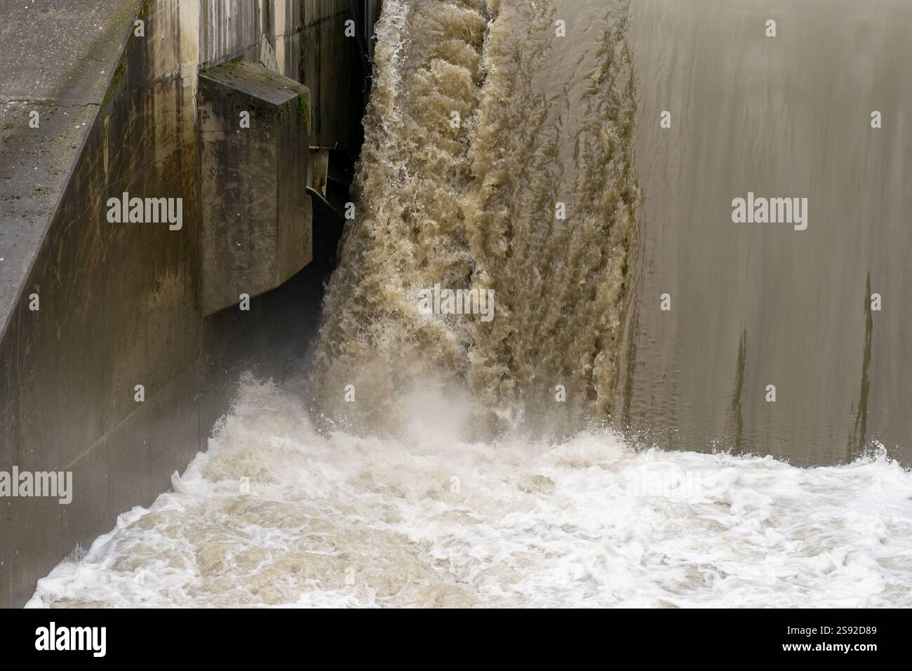 Scarico dell'acqua alla diga durante le inondazioni. Vista di un potente flusso d'acqua. Foto Stock
