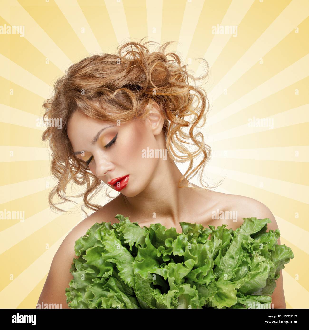 Bella ragazza che segue una dieta che si nasconde dietro foglie verdi di lattuga sullo sfondo in stile cartoni animati Foto Stock