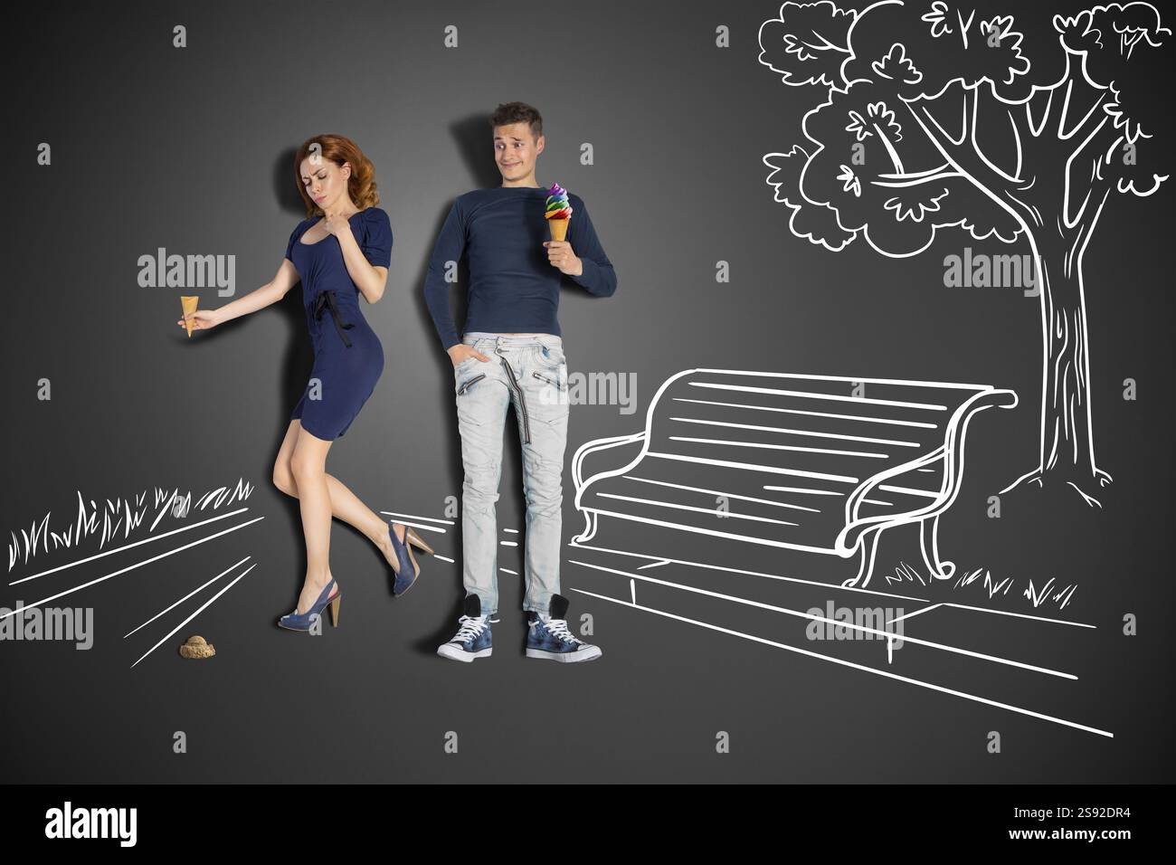 Happy valentines storia d'amore concetto di coppia romantica nel parco che mangia gelato su sfondo di disegni di gesso Foto Stock