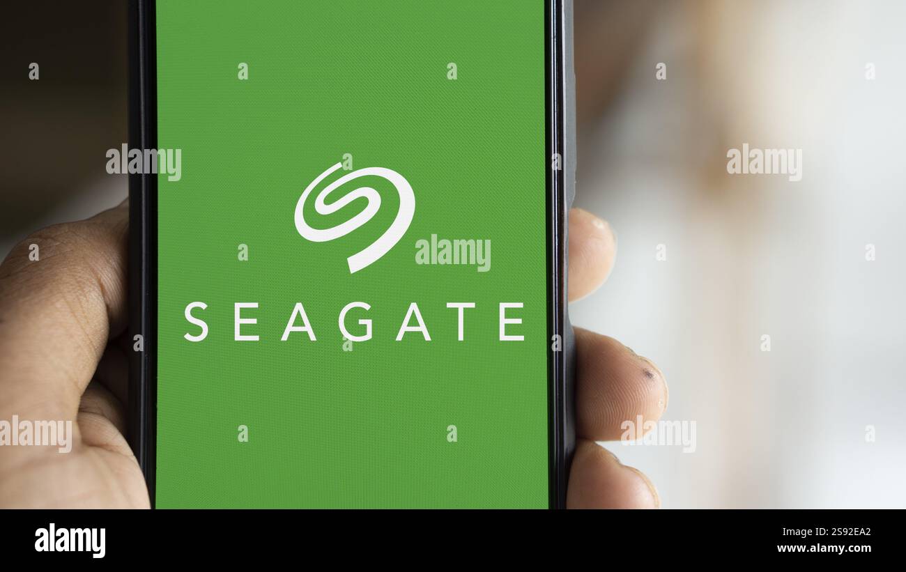 Dacca, Bangladesh - 19 gennaio 2025: Il logo seagate viene visualizzato sullo smartphone. Seagate è una società americana di archiviazione dati Foto Stock