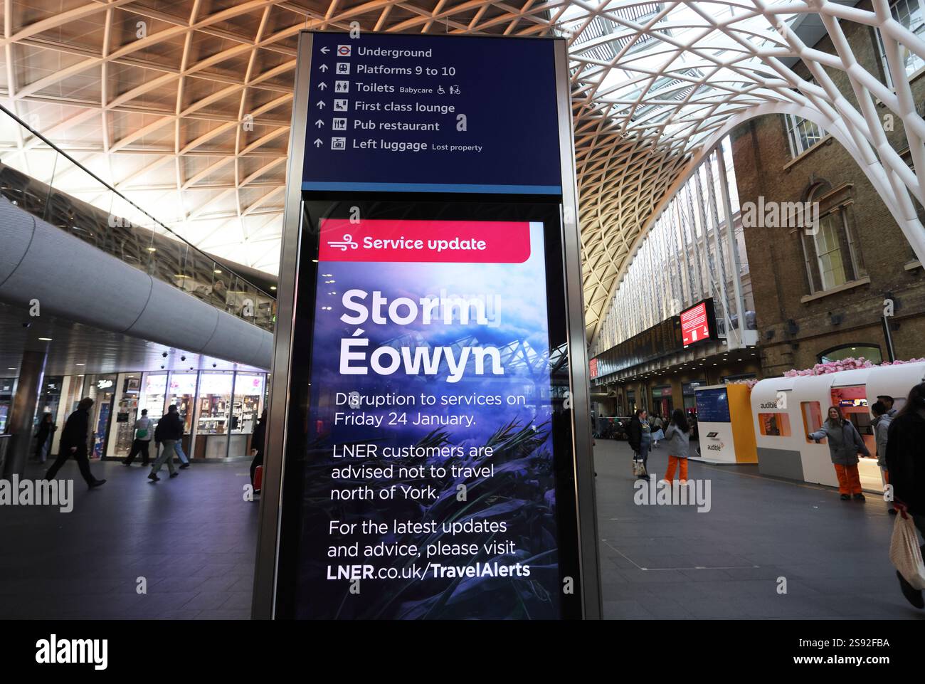 Londra, Regno Unito 24 gennaio 2025. La tempesta Eowyn ha causato enormi problemi ai viaggi in Scozia e Irlanda. Dalla stazione di Kings Cross a Londra, nessun treno correva a nord di Newcastle sulla linea principale della costa orientale con molte altre cancellazioni. Sono stati registrati venti di 114 mph. Credito : Monica Wells/Alamy Live News Foto Stock