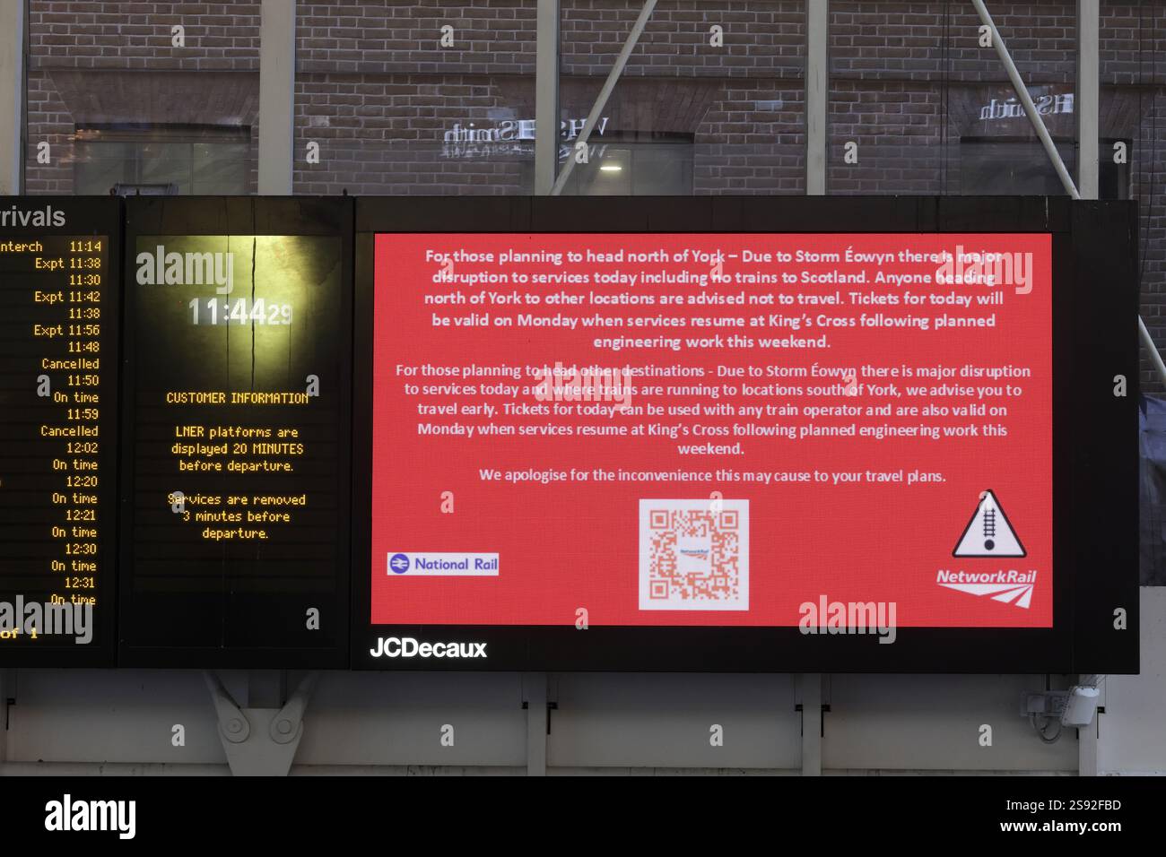 Londra, Regno Unito 24 gennaio 2025. La tempesta Eowyn ha causato enormi problemi ai viaggi in Scozia e Irlanda. Dalla stazione di Kings Cross a Londra, nessun treno correva a nord di Newcastle sulla linea principale della costa orientale con molte altre cancellazioni. Sono stati registrati venti di 114 mph. Credito : Monica Wells/Alamy Live News Foto Stock