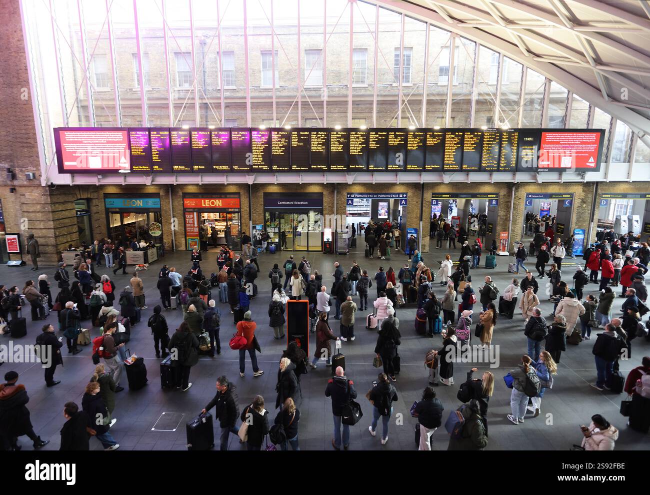 Londra, Regno Unito 24 gennaio 2025. La tempesta Eowyn ha causato enormi problemi ai viaggi in Scozia e Irlanda. Dalla stazione di Kings Cross a Londra, nessun treno correva a nord di Newcastle sulla linea principale della costa orientale con molte altre cancellazioni. Sono stati registrati venti di 114 mph. Credito : Monica Wells/Alamy Live News Foto Stock