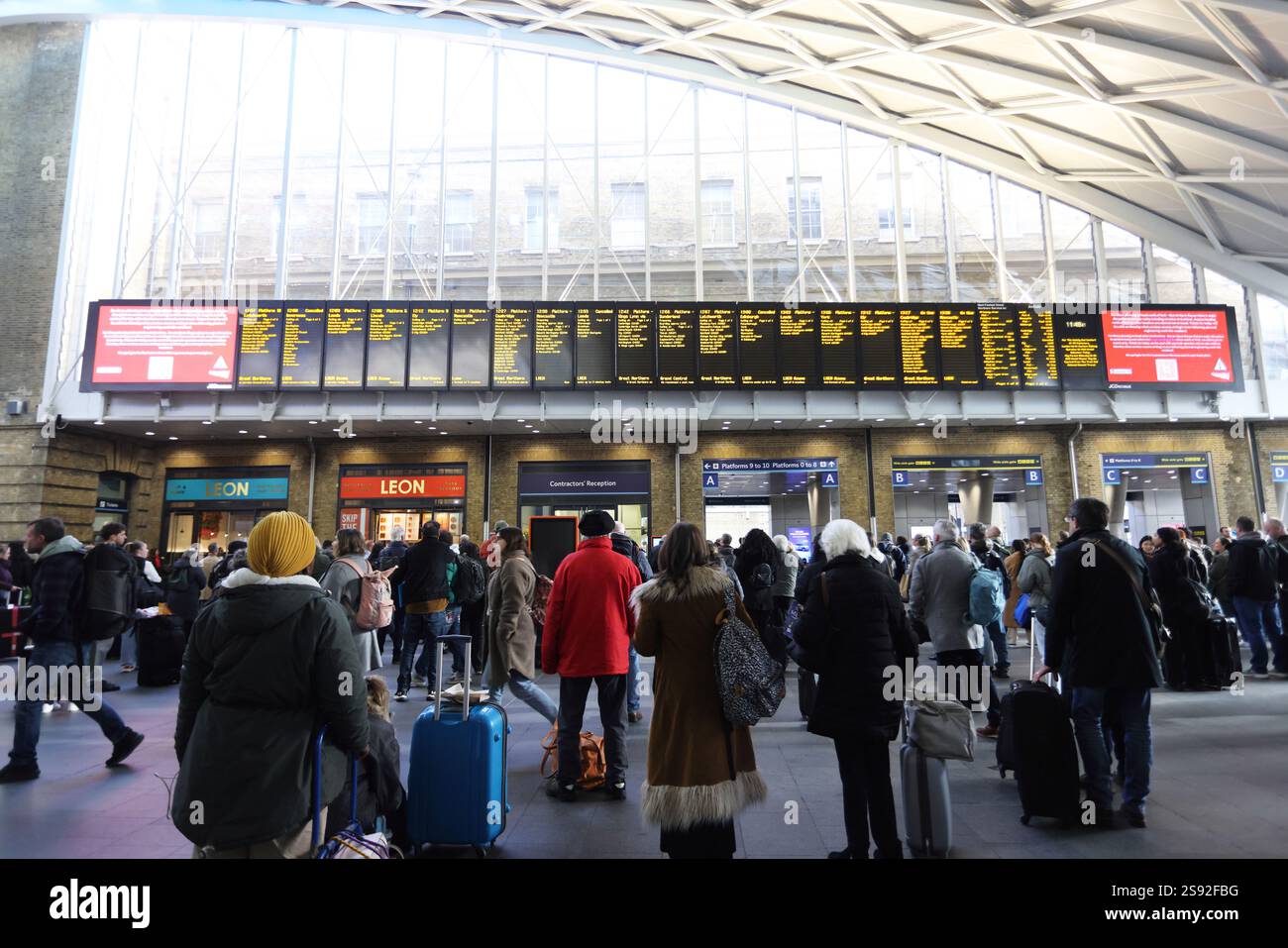 Londra, Regno Unito 24 gennaio 2025. La tempesta Eowyn ha causato enormi problemi ai viaggi in Scozia e Irlanda. Dalla stazione di Kings Cross a Londra, nessun treno correva a nord di Newcastle sulla linea principale della costa orientale con molte altre cancellazioni. Sono stati registrati venti di 114 mph. Credito : Monica Wells/Alamy Live News Foto Stock