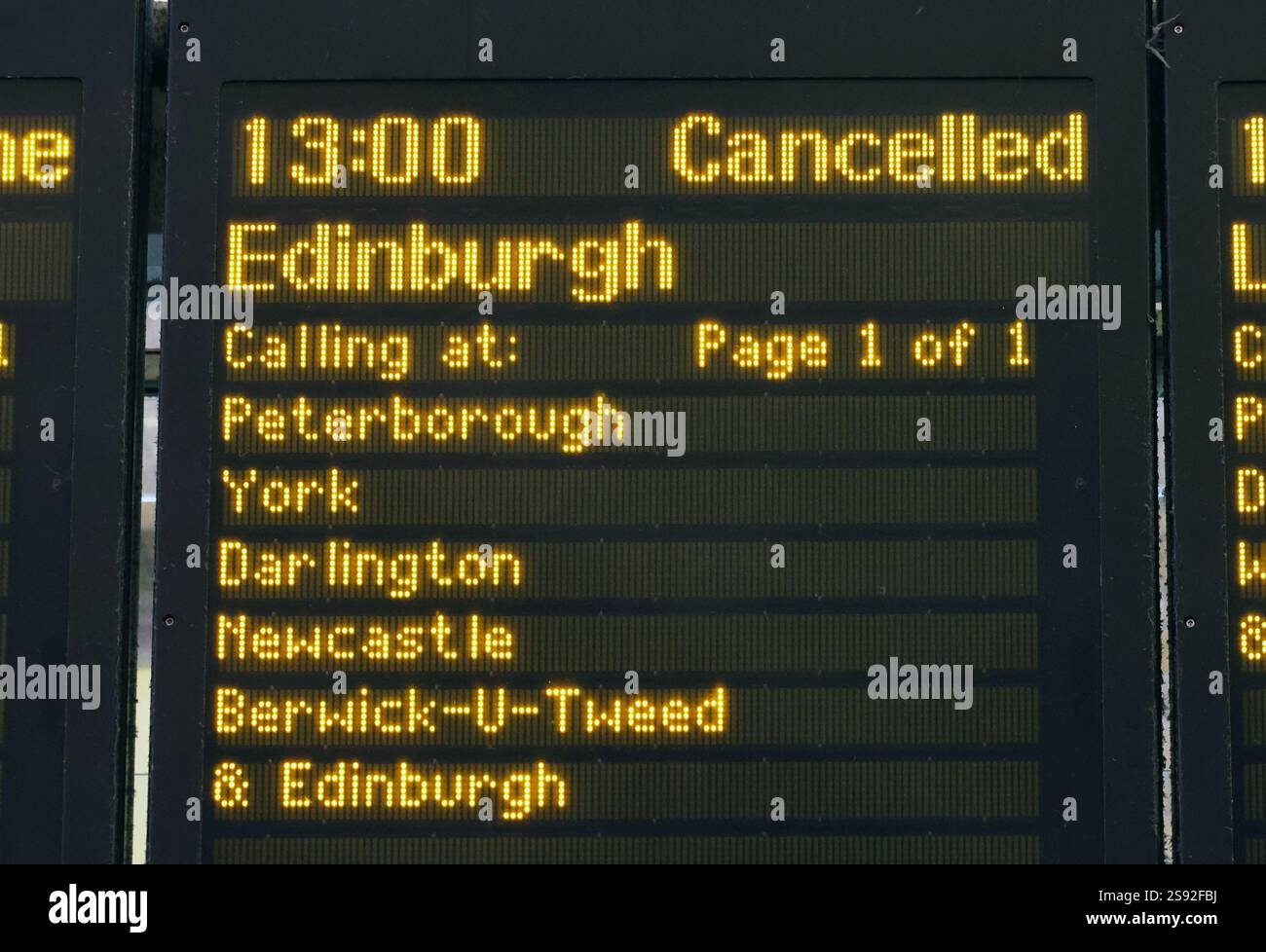 Londra, Regno Unito 24 gennaio 2025. La tempesta Eowyn ha causato enormi problemi ai viaggi in Scozia e Irlanda. Dalla stazione di Kings Cross a Londra, nessun treno correva a nord di Newcastle sulla linea principale della costa orientale con molte altre cancellazioni. Sono stati registrati venti di 114 mph. Credito : Monica Wells/Alamy Live News Foto Stock