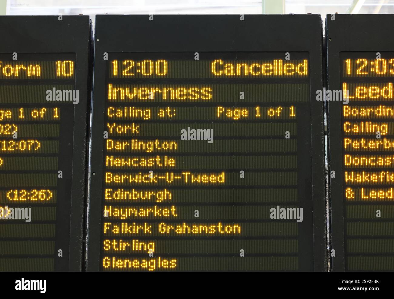 Londra, Regno Unito 24 gennaio 2025. La tempesta Eowyn ha causato enormi problemi ai viaggi in Scozia e Irlanda. Dalla stazione di Kings Cross a Londra, nessun treno correva a nord di Newcastle sulla linea principale della costa orientale con molte altre cancellazioni. Sono stati registrati venti di 114 mph. Credito : Monica Wells/Alamy Live News Foto Stock