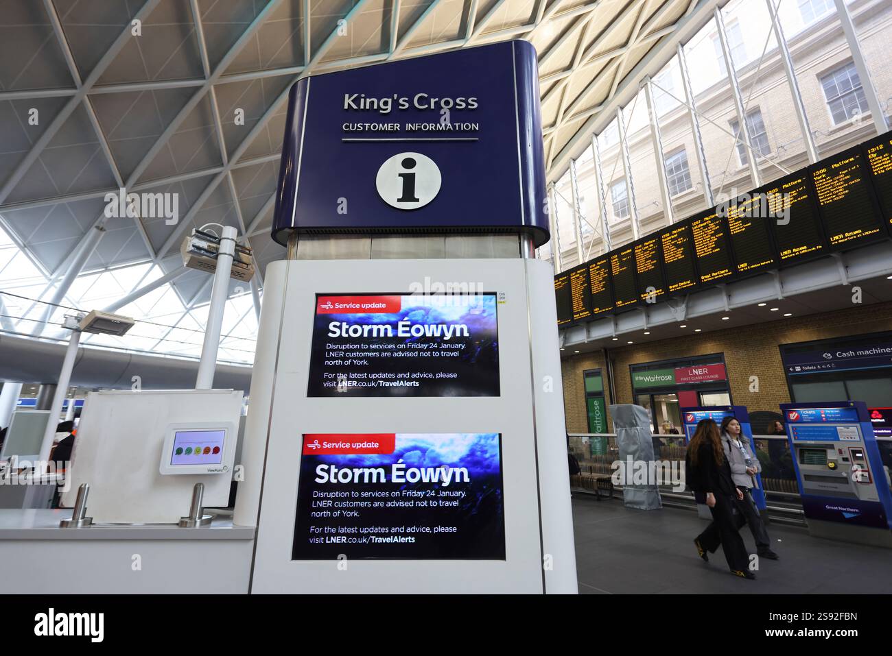 Londra, Regno Unito 24 gennaio 2025. La tempesta Eowyn ha causato enormi problemi ai viaggi in Scozia e Irlanda. Dalla stazione di Kings Cross a Londra, nessun treno correva a nord di Newcastle sulla linea principale della costa orientale con molte altre cancellazioni. Sono stati registrati venti di 114 mph. Credito : Monica Wells/Alamy Live News Foto Stock